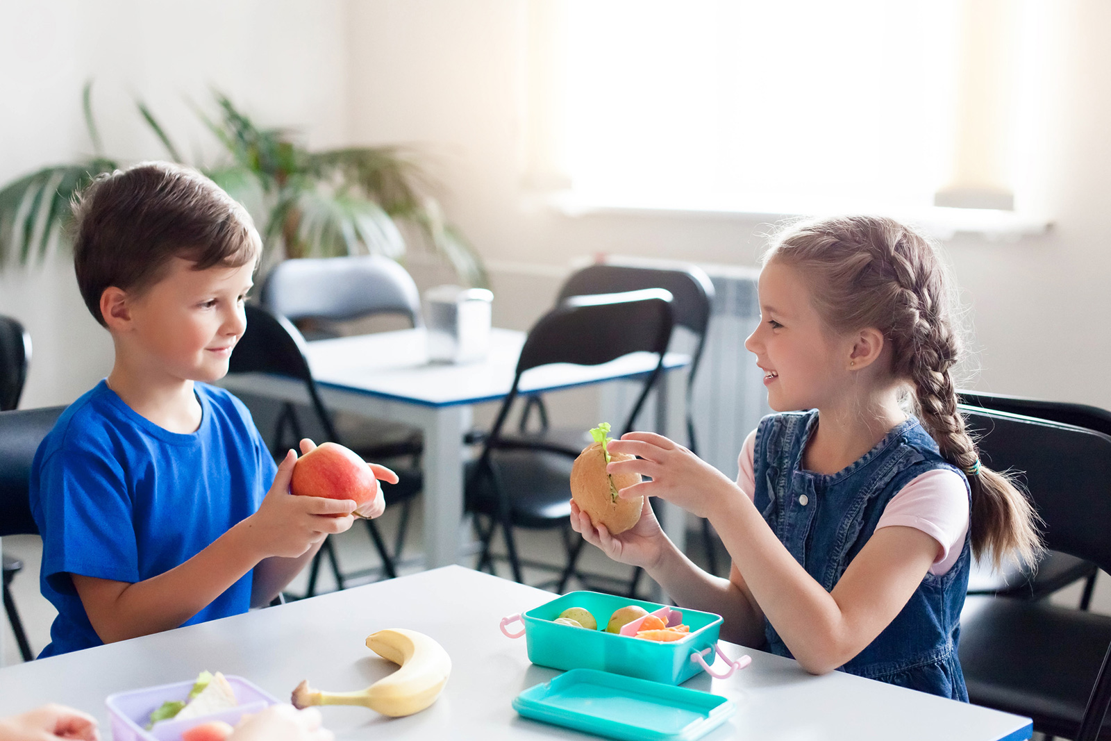 Mädchen und Junge bei der gemeinsamen Schuljause | Credit: iStock.com/Maryna Andriichenko