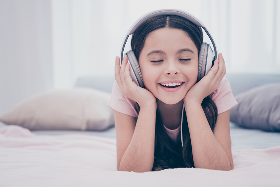 Mädchen hört via Kopfhörer Musik | Credit: iStock.com/Deagreez