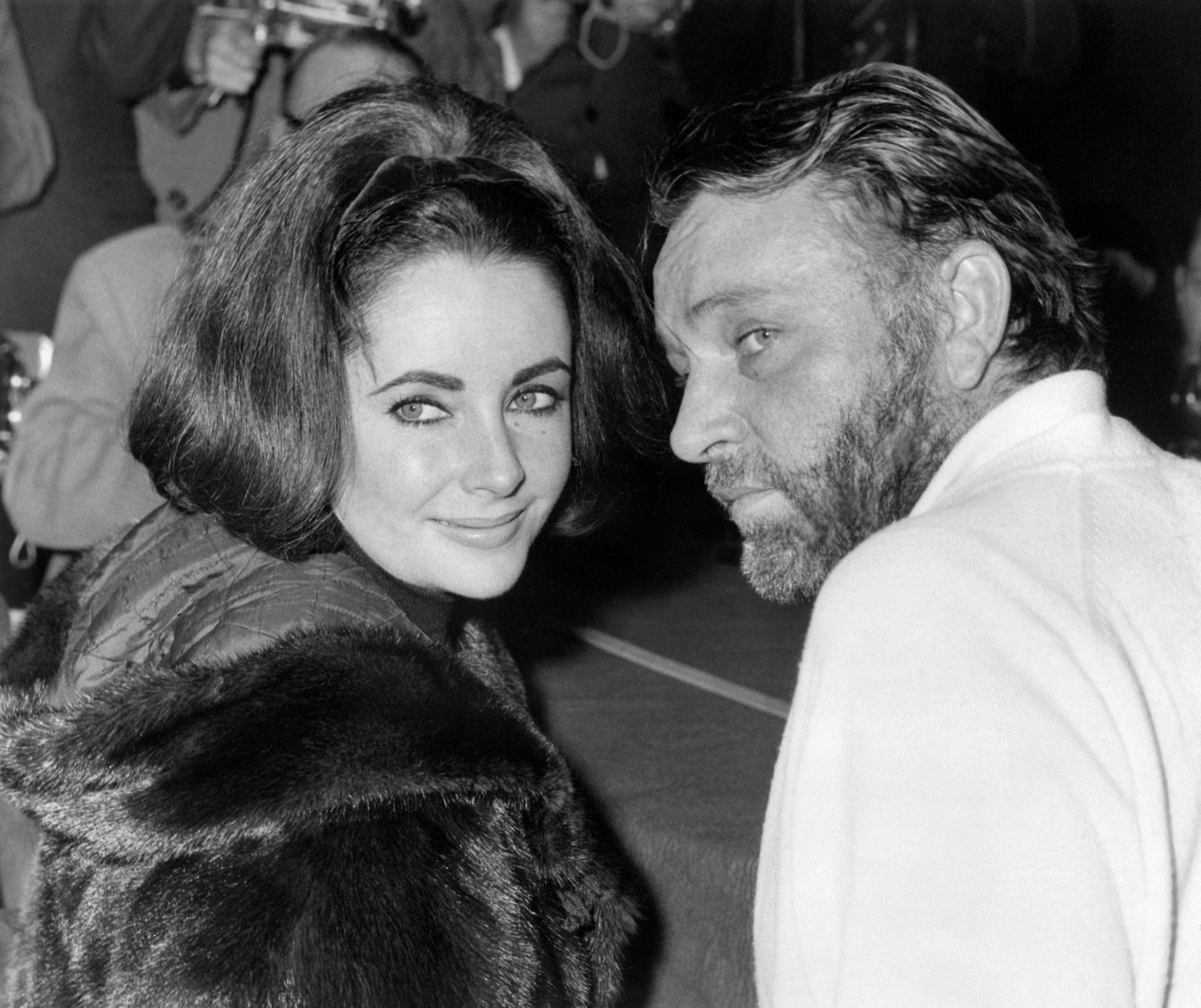 Elizabeth Taylor und Richard Burton in schwarz-weiß