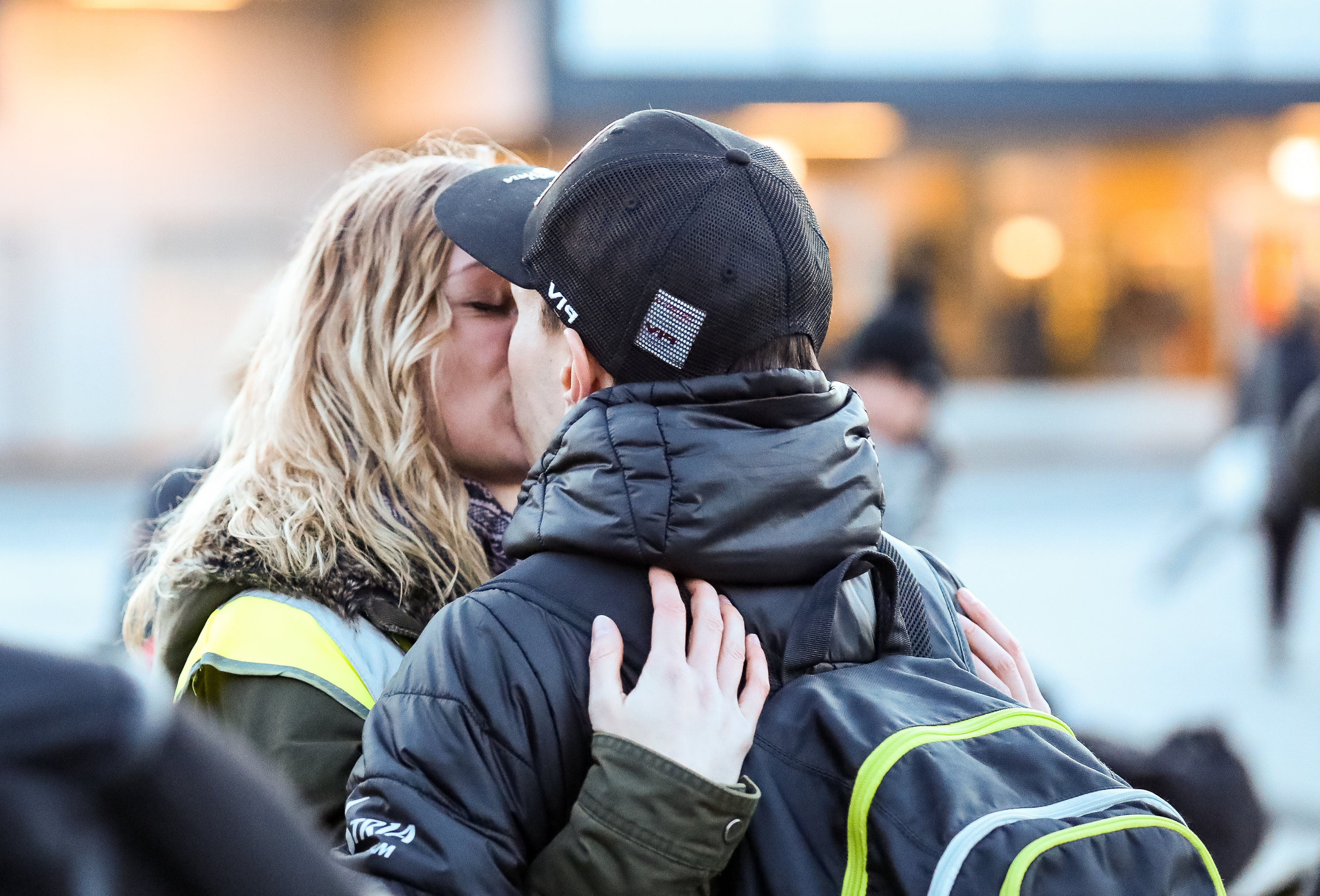 Stefan Kraft küsst seine Freundin Marisa