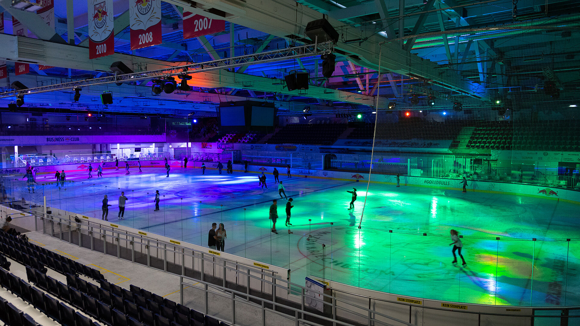 Salzburger Eisfläche mit bunten Lichtern