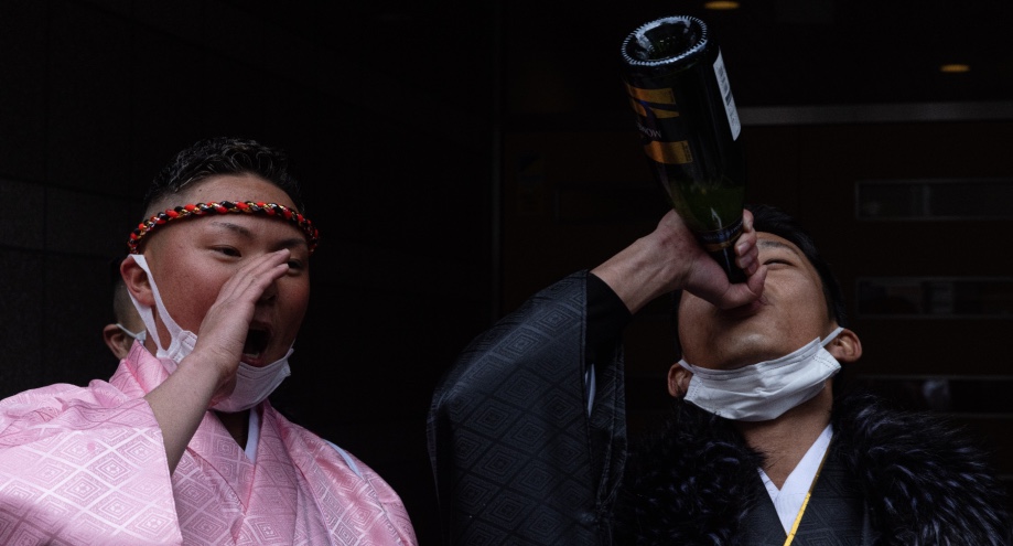 Zwei betrunkene Japaner. | Credit: Stanislav Kogiku / picturedesk.com