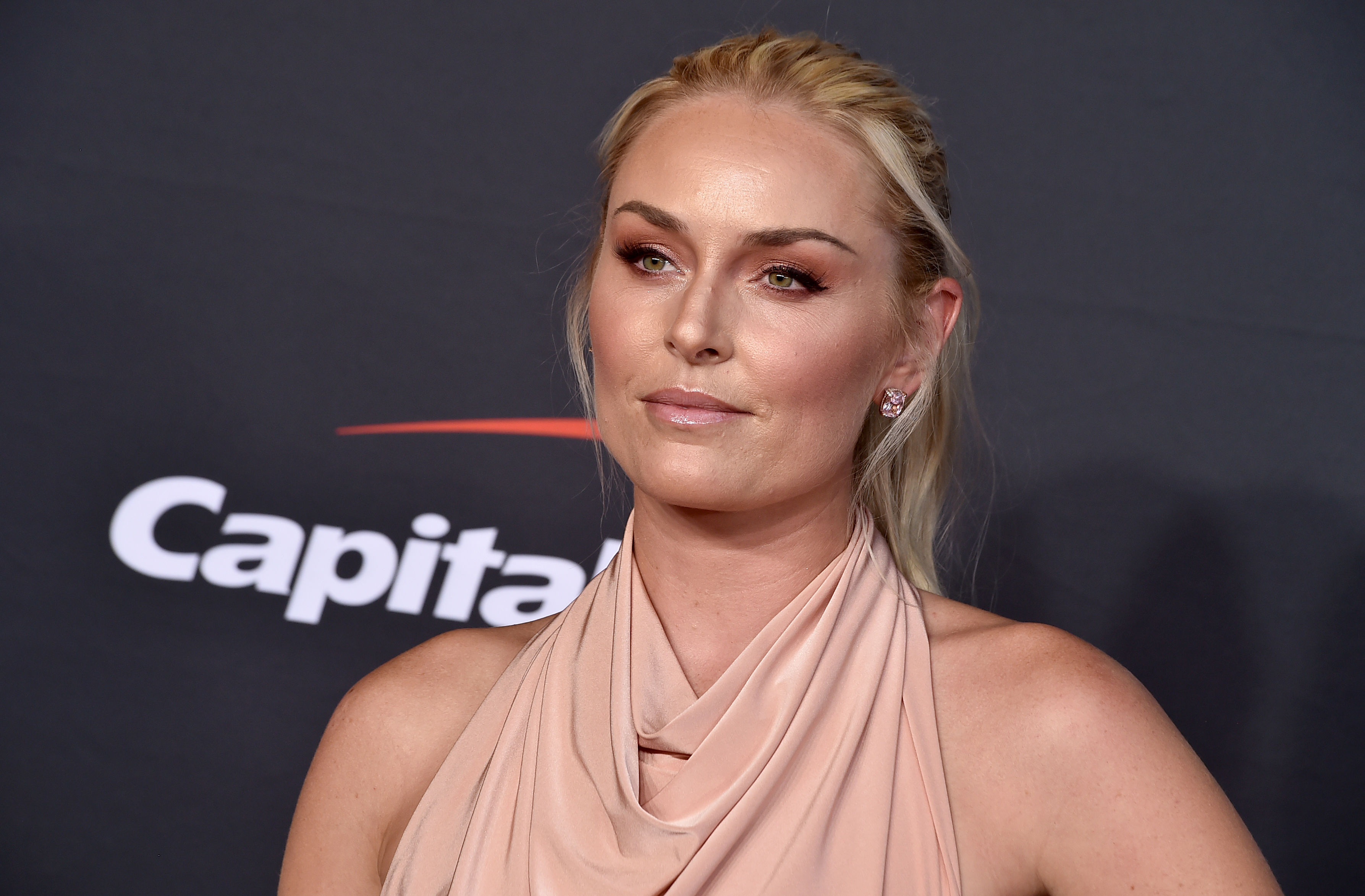 Lindsey Vonn im rosa Kleid und stark geschminkt.