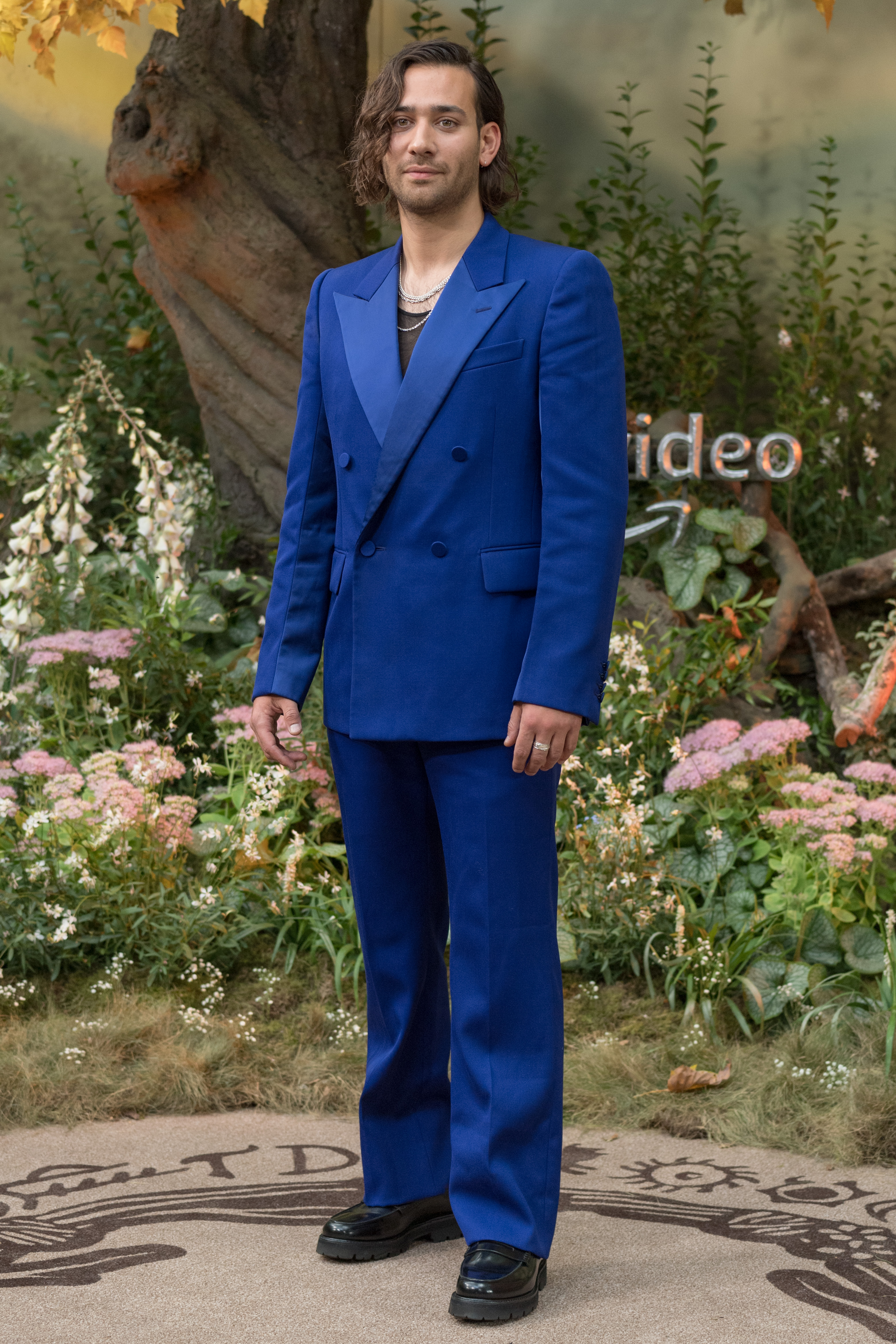 Maxim Baldry in einem blauen Anzug