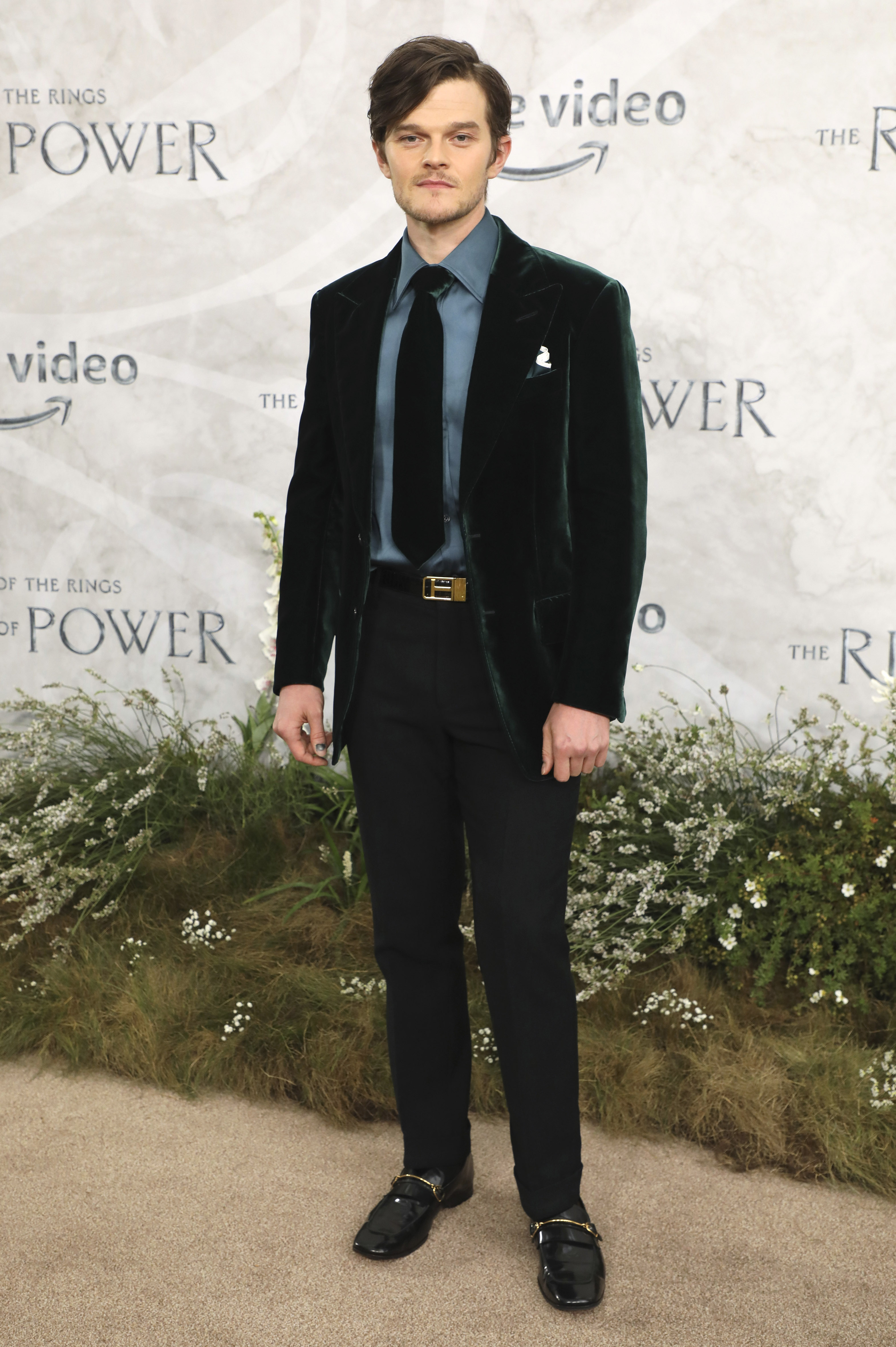 Robert Aramayo in einem grünen Anzug