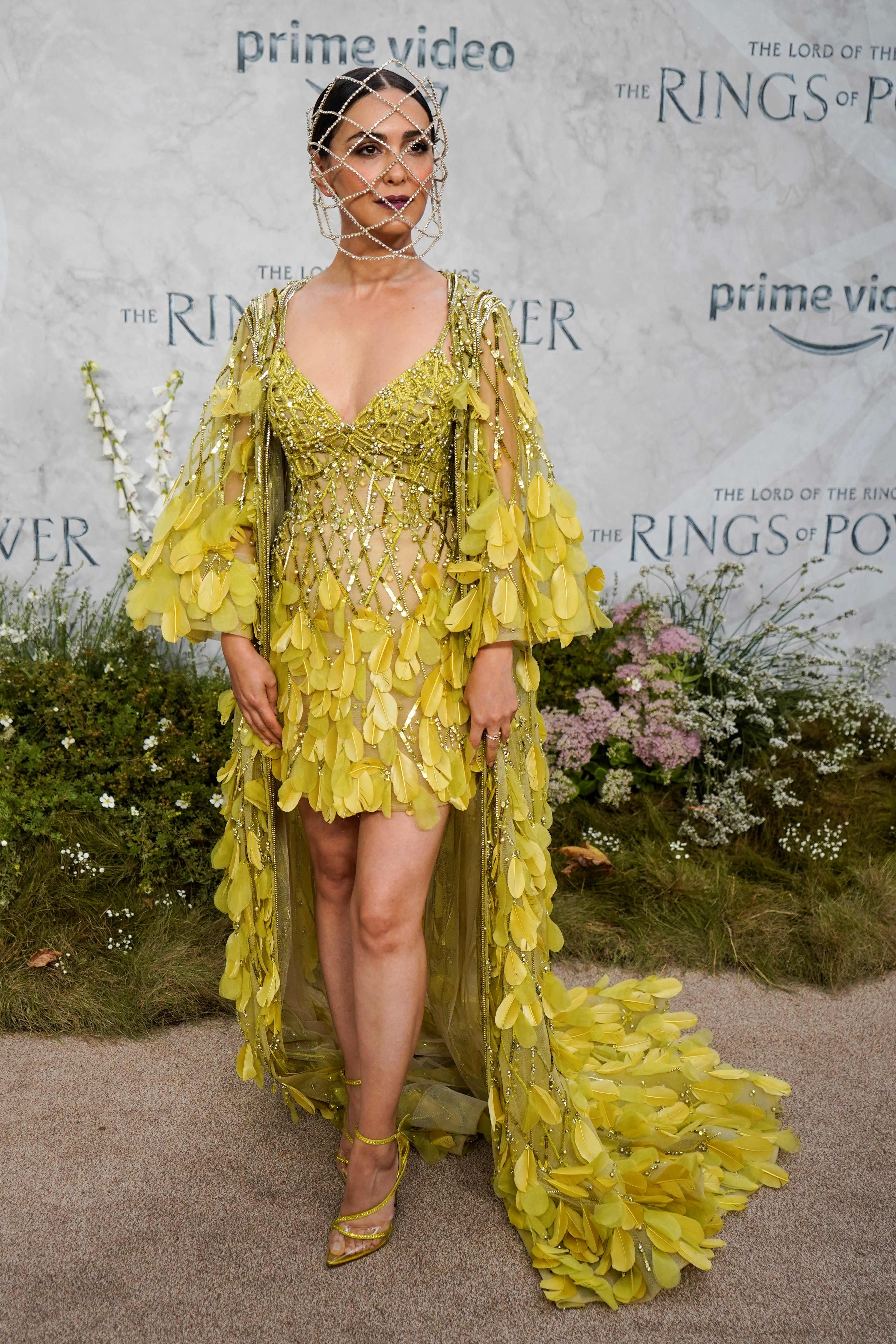 Schauspielerin Nazanin Boniadi in einem gelben Kleid