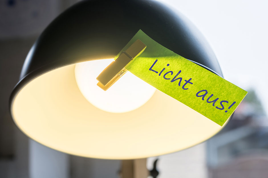 Licht Aus-Erinnerung klebt auf dem Lampenschirm | Credit: iStock.com/Ralf Geithe