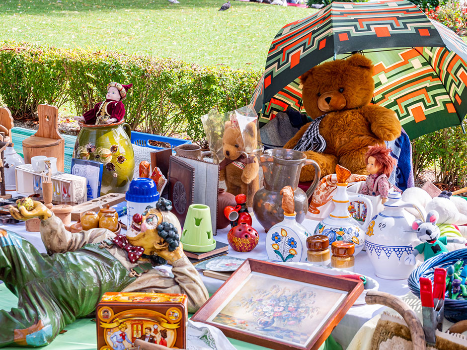 Flohmarkt mit Spielsachen und Relikten zur Auswahl | Credit: iStock.com/Animaflora