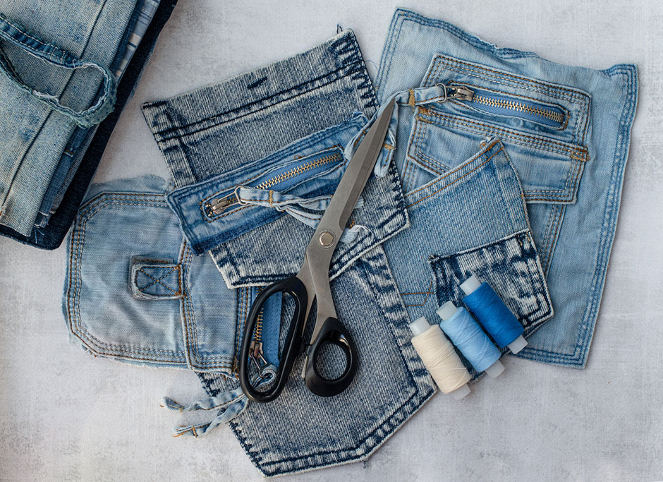 Zerschnittene Jeans liegen zur Weiterverarbeitung bereit | Credit: iStock.com/Elena Belykh