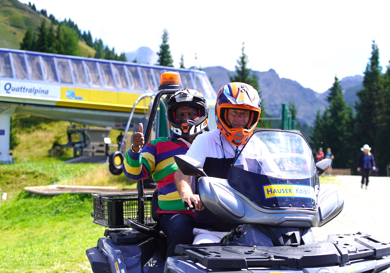 Roberto Blanco mit dem Seilbahnchef auf einem Quad