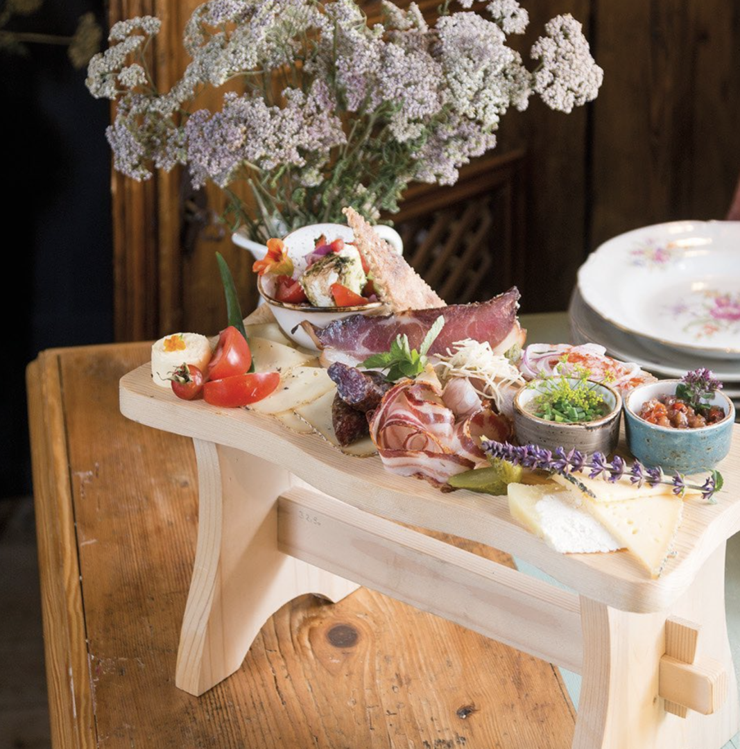 Vorbereitetes Frühstücksbrett auf der Zachhofalm