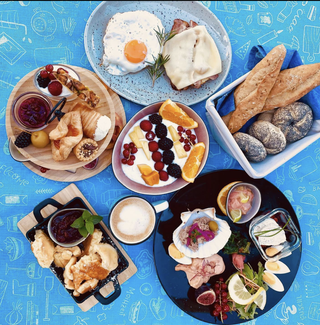 Gedeckter Tisch beim Brunch am See