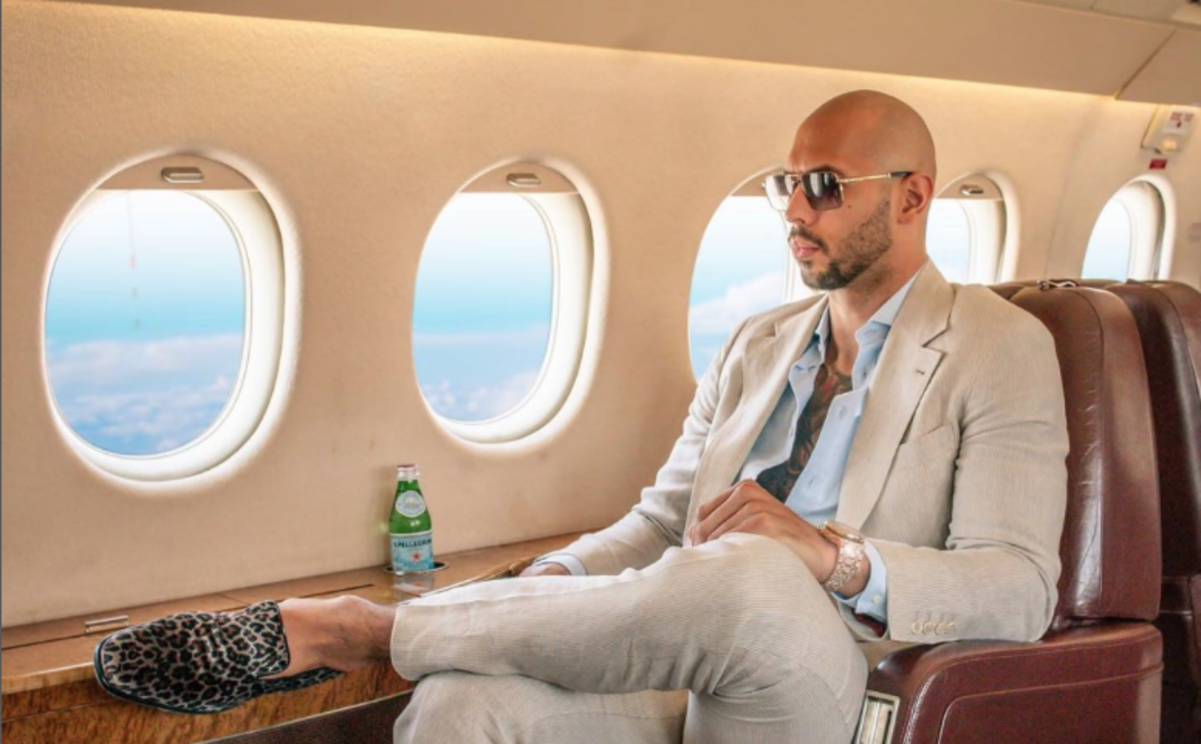 Andrew Tate in einem Privatjet