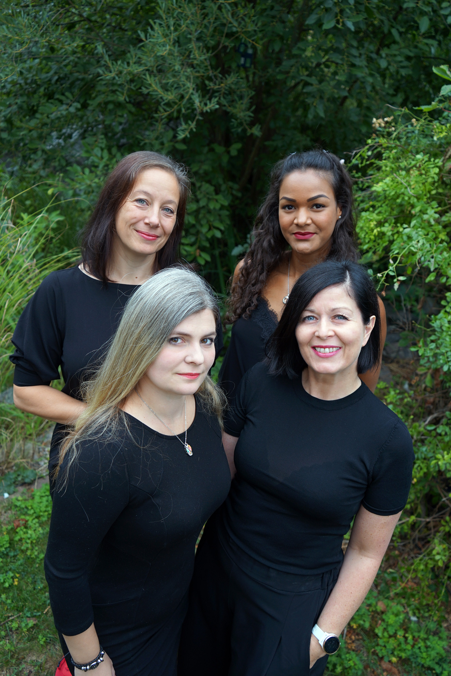 Vier Frauen posieren als Künstlerinnen