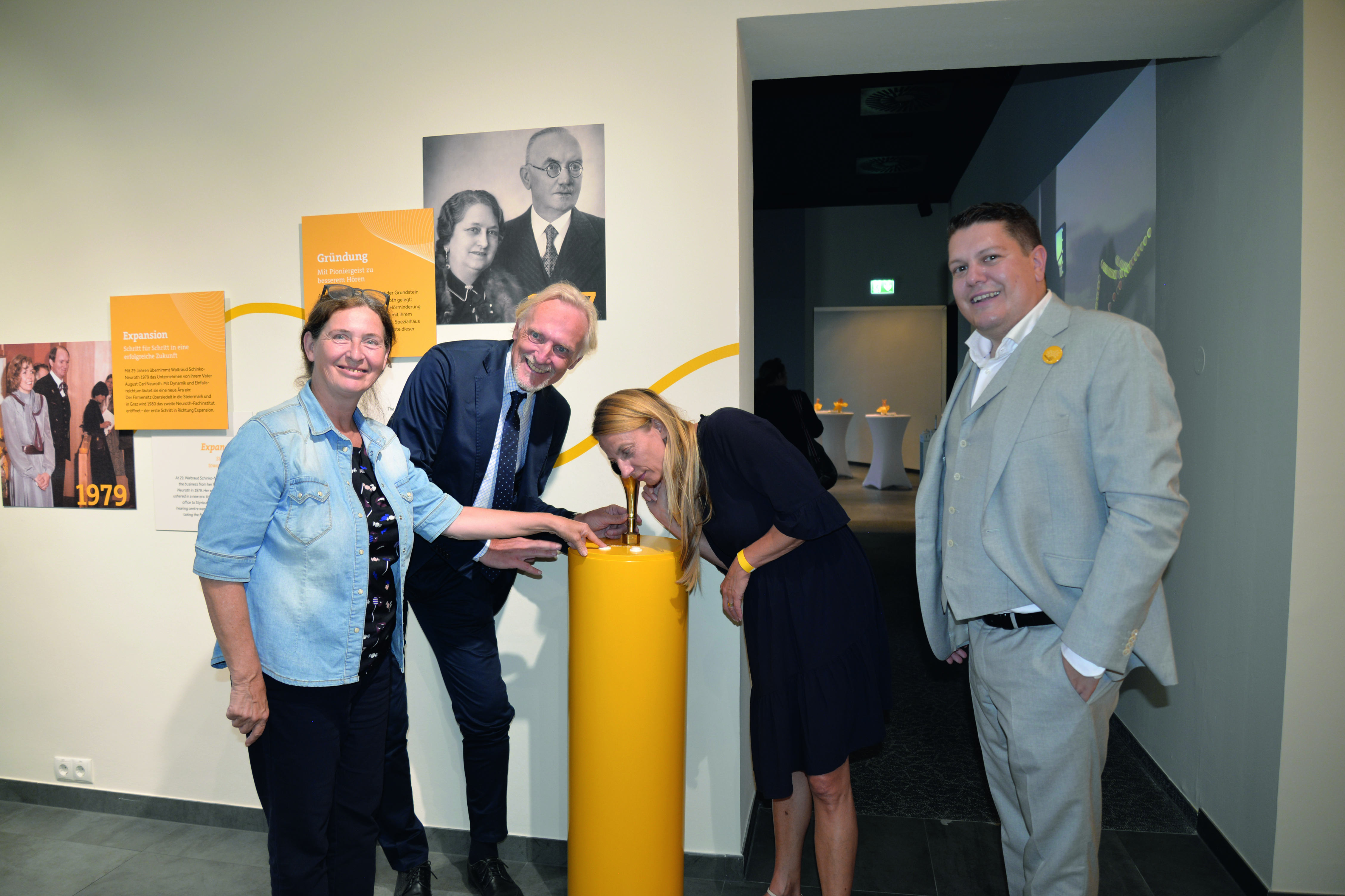 Bürgermeisterin Elke Kahr, Stadtrat Günter Riegler, Gesundheitslandesrätin Juliane Bogner-Strauß mit Neuroth-CEO Lukas Schinko