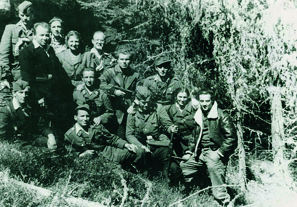 Eine Schwarz-Weiß-Aufnahme von einer Fallschirmspringereinheit in den Wäldern Kärntens