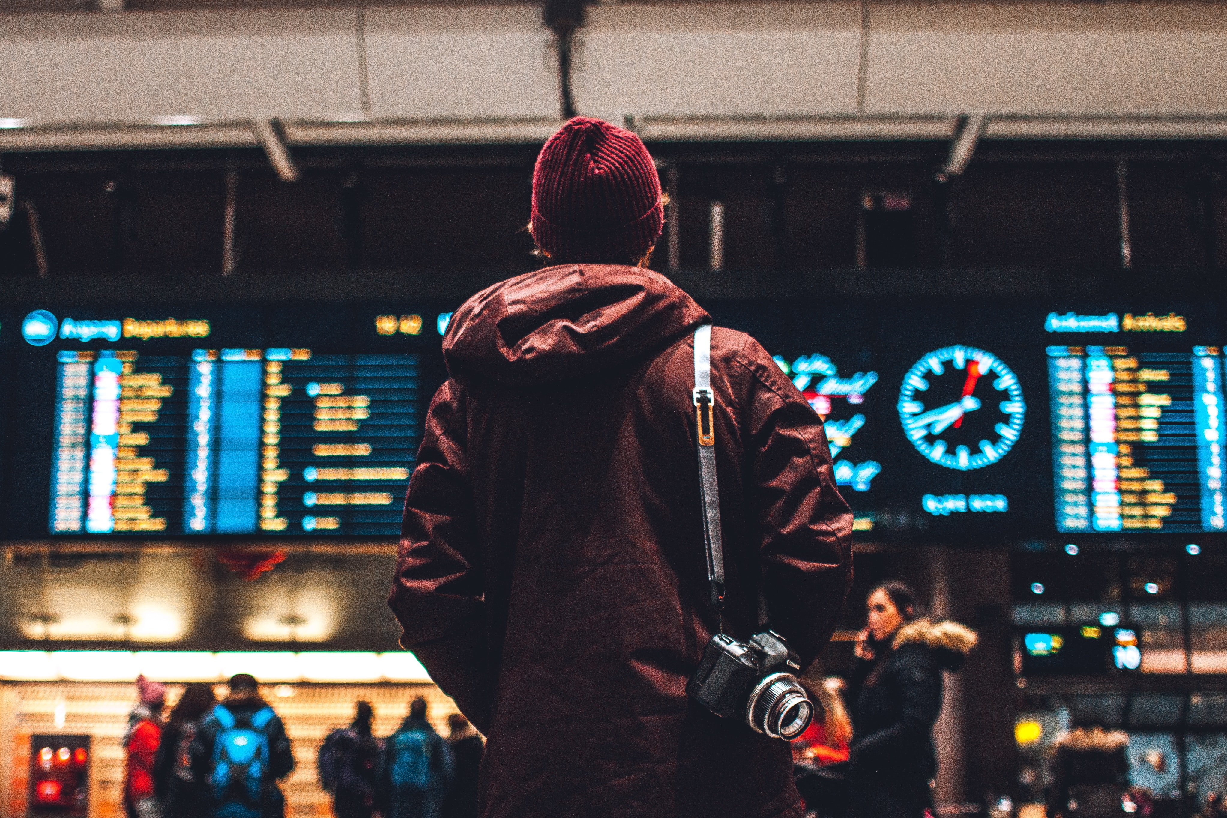 Passagier prüft seinen Flug an der Anzeigetafel am Flughafen. | Credit: Photo by Erik Odiin on Unsplash