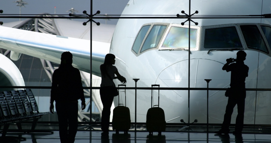 Wartende Menschen am Flughafen | Credit: Photo by L.Filipe C.Sousa on Unsplash