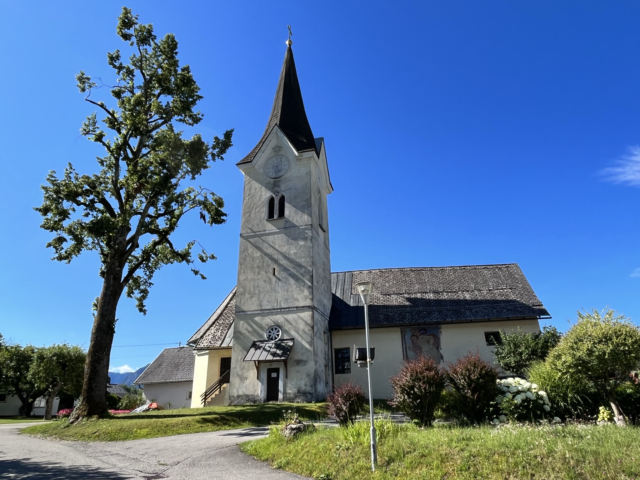 Kirche St. Gandolf bei sonnigem Wetter