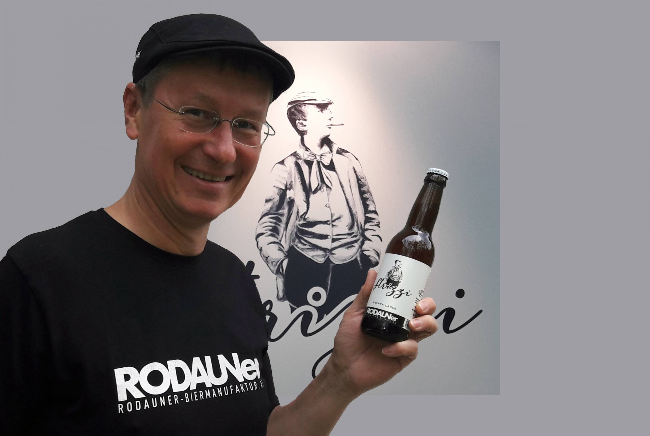 Kurt Tojner im schwarzen T-Shirt und mit Bierflasche| Credit: Rodanuer Biermanufaktur/Kurt Tojner