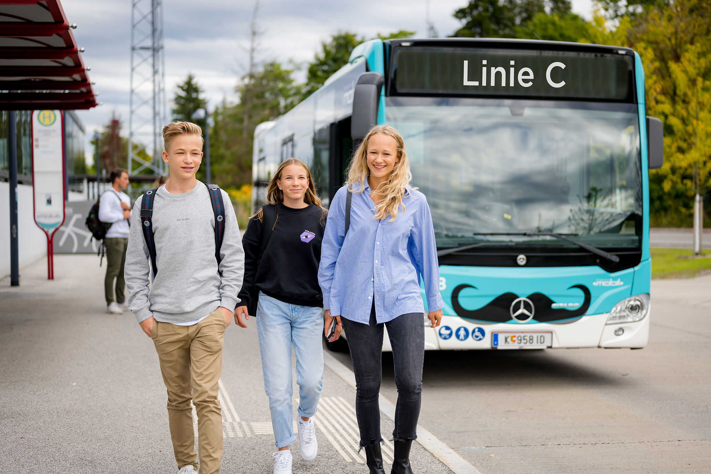 Schüler vor dem Bus der Linie C