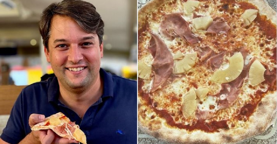 Fotomontage: Links Dominik Nepp. Er grinst und hält ein Stück Pizza in der Hand. Links eine PIzza, belegt mit Ananas und Schinken.