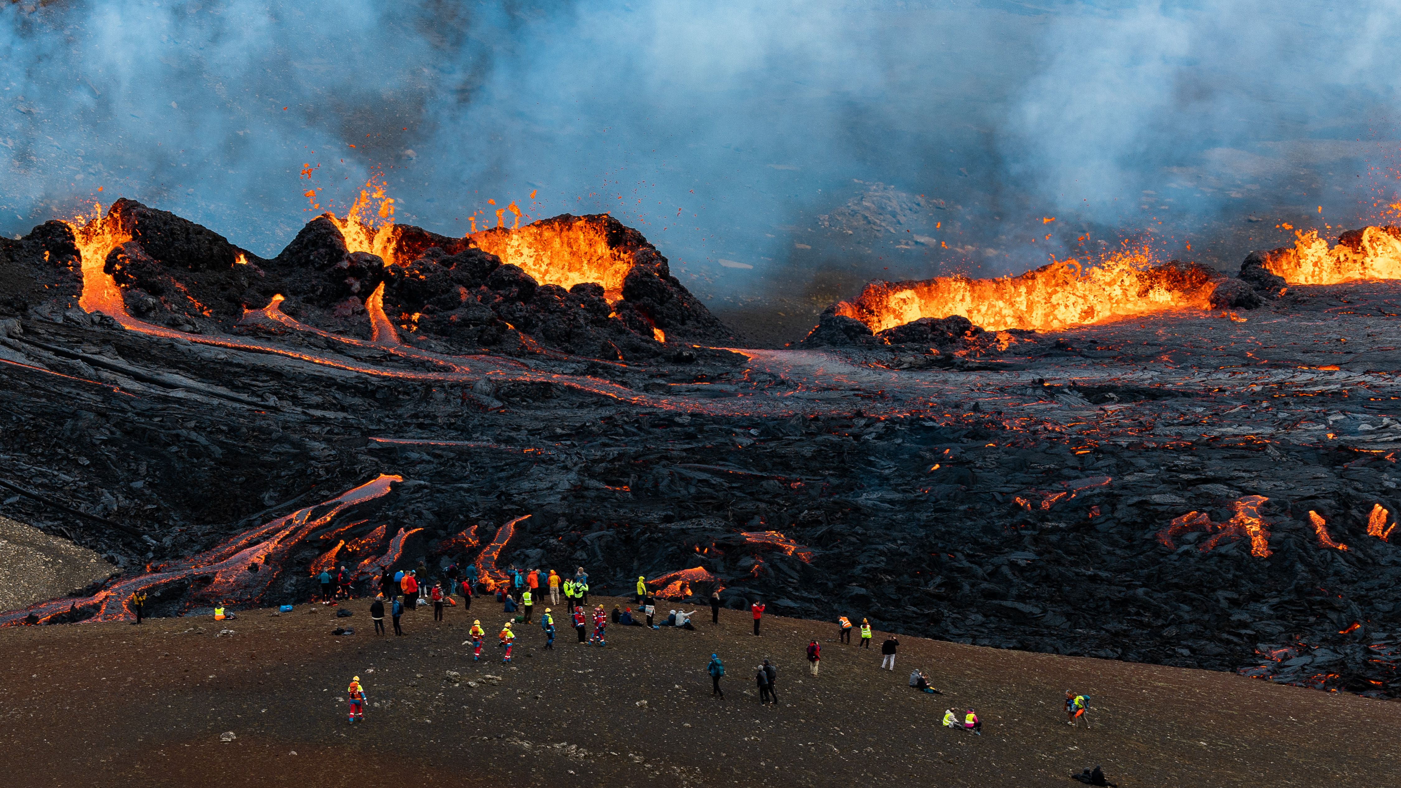 Touristen sehen sich den Vulkanausbruch an. | Credit: Play