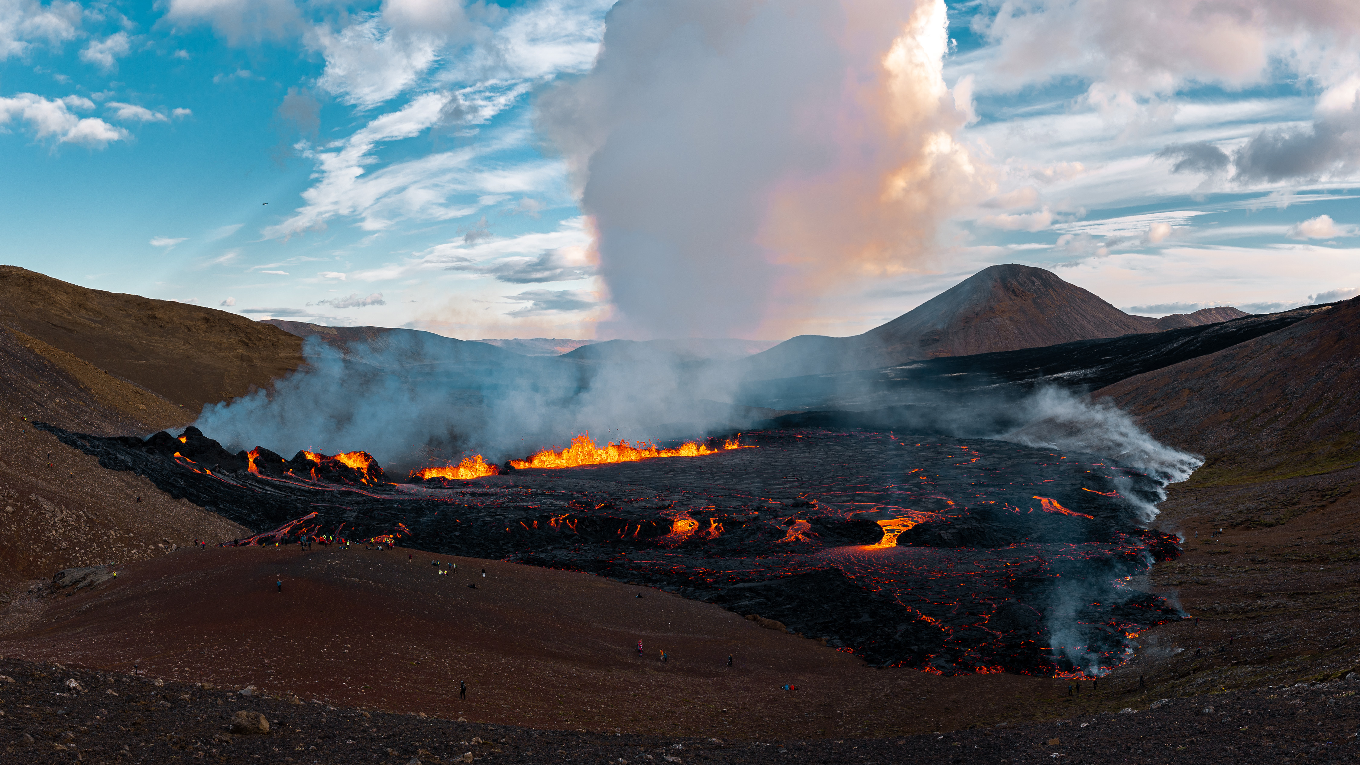 Rauchwolke über Vulkan Fagradalsfjall | Credit: Play