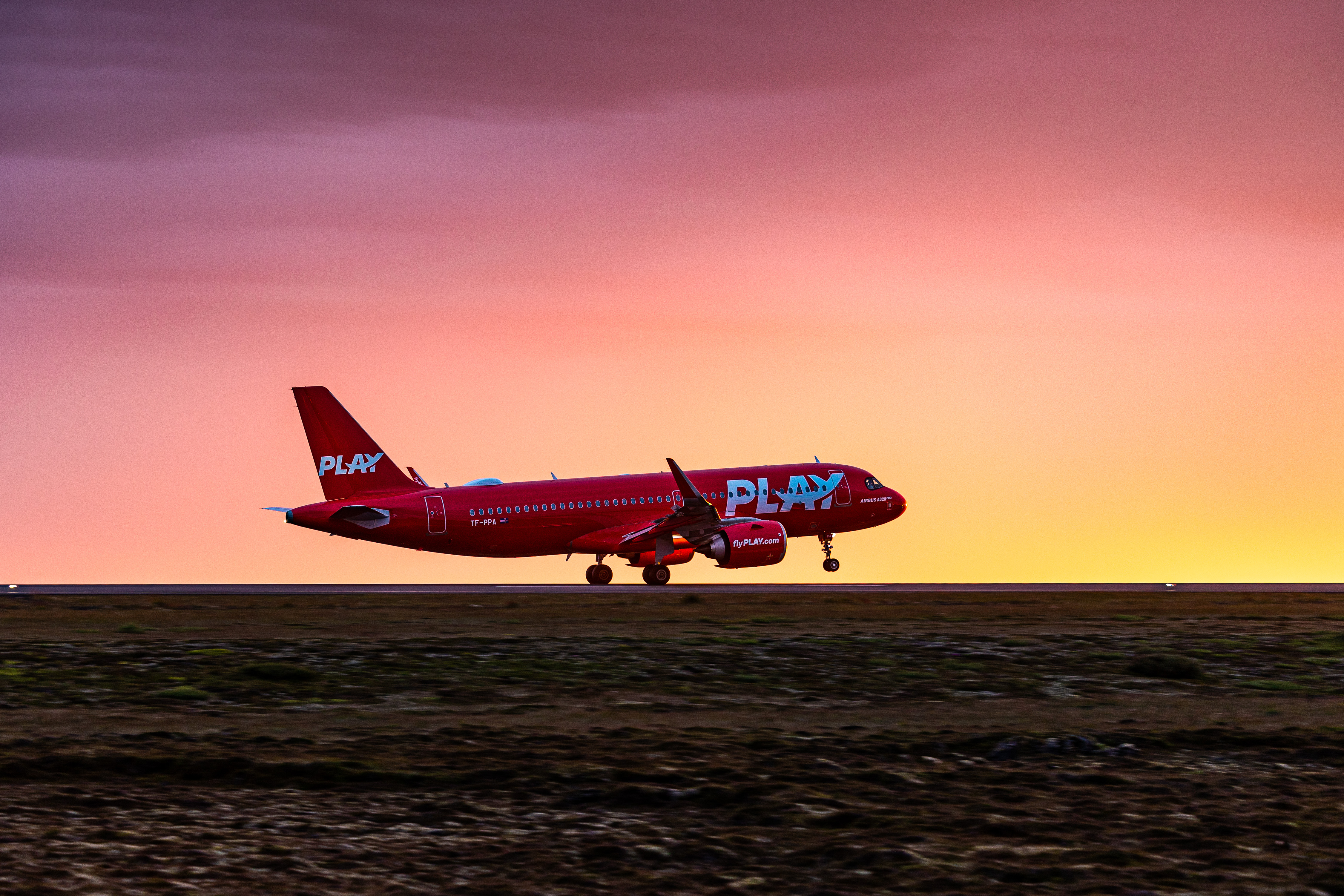 Flugzeug bei Abendrot in Island. | Credit: Play