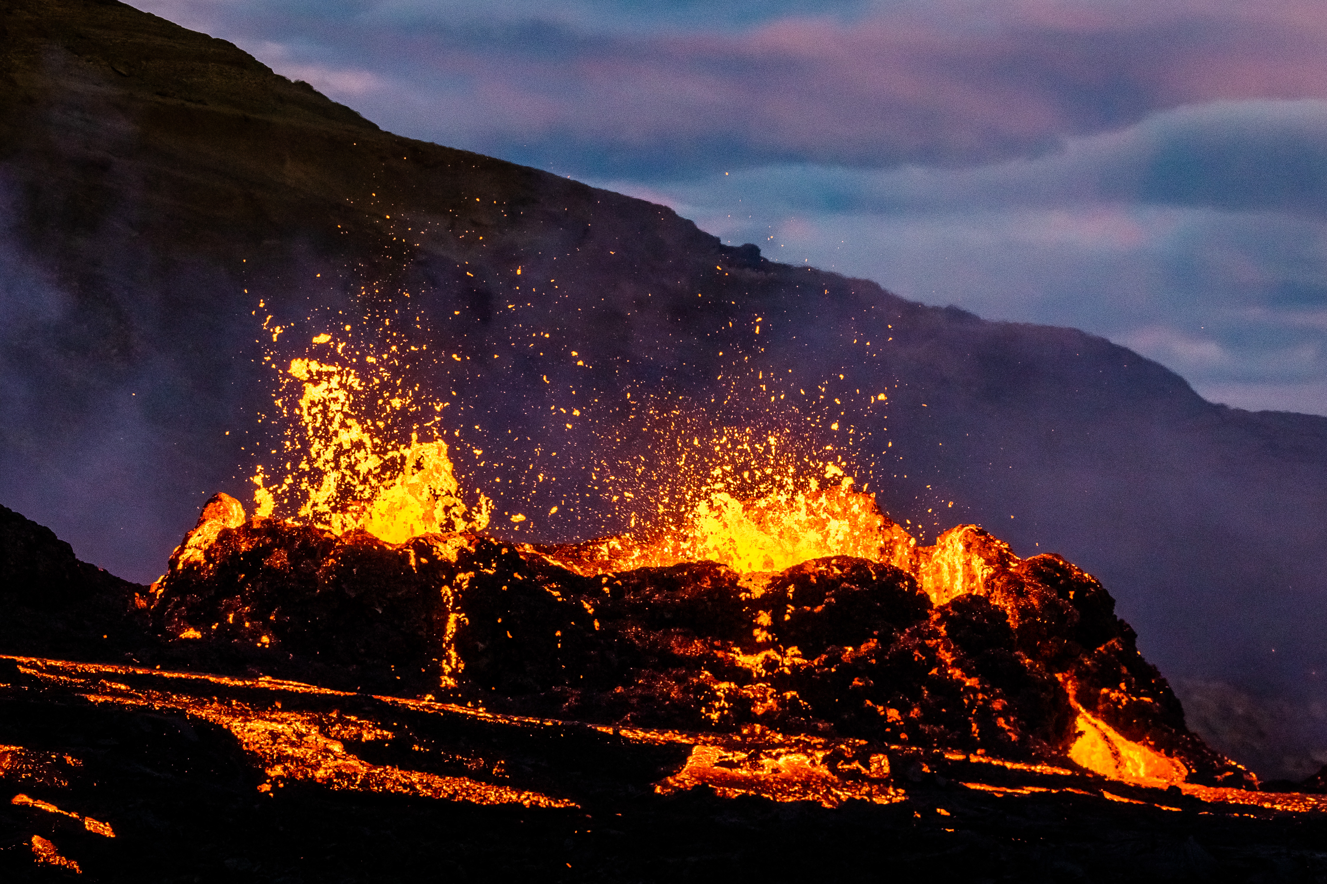 Vulkan Fagradalsfjall spuckt Lava. | Credit: Play