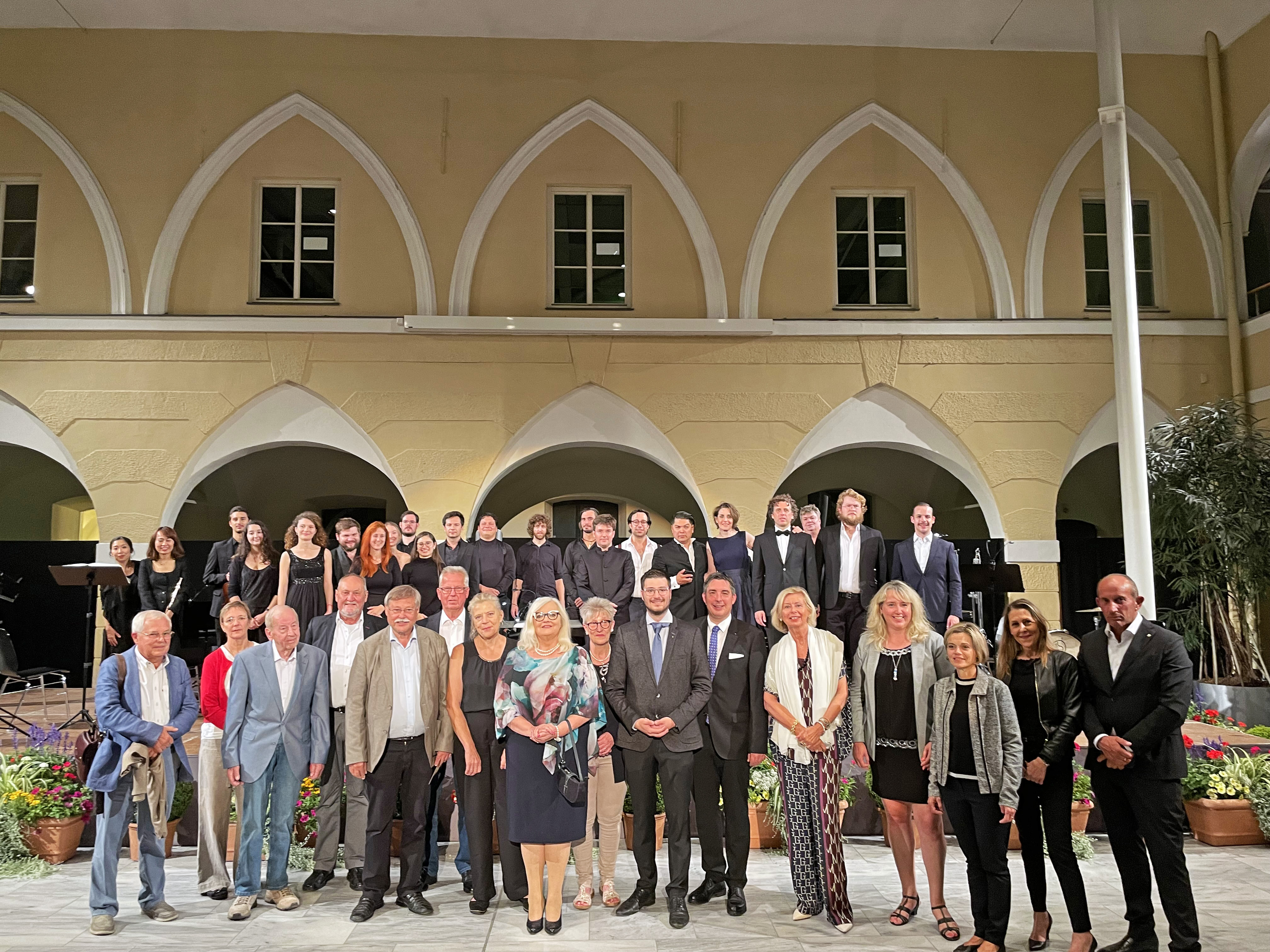 Gruppe von Menschen vor dem Spittl in Spittal/Drau