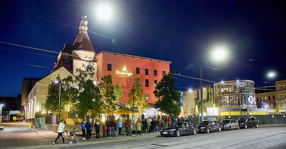 Ansicht bei Nacht mit Menschenschlange