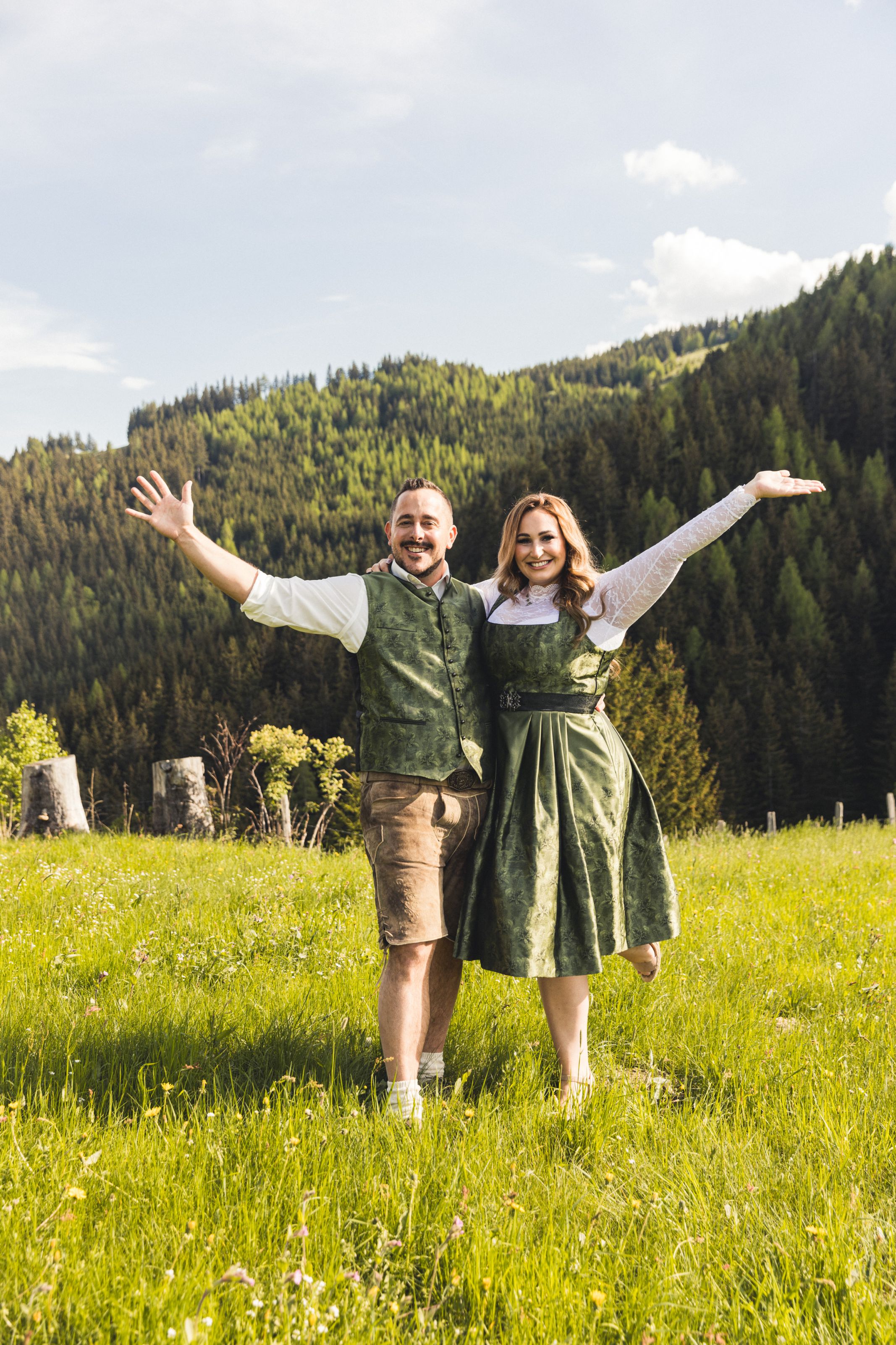 Philipp und Adriana auf einer Wiese