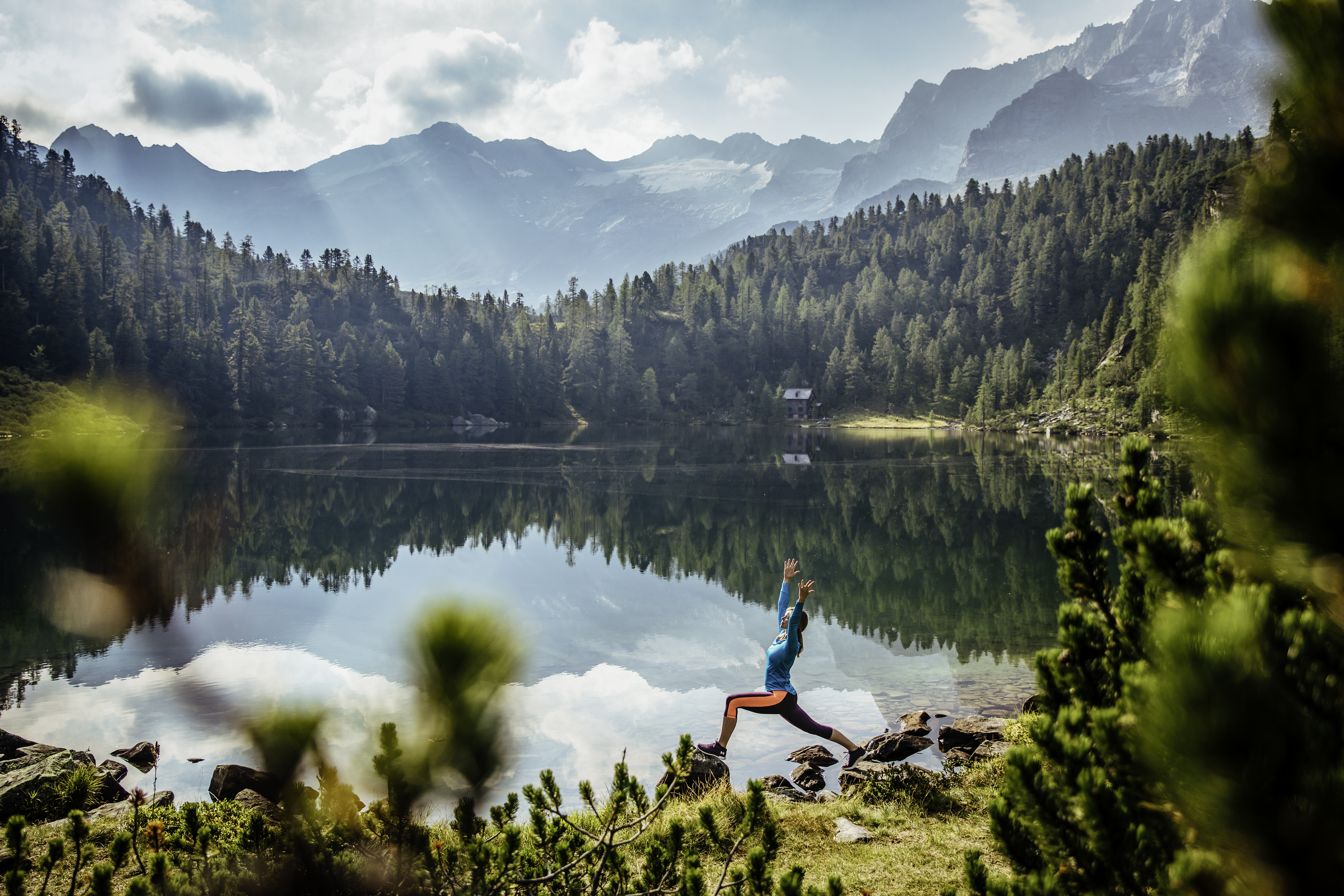 Frau macht Yoga am Reedsee in Gastein. | Credit: SalzburgerLand Tourismus