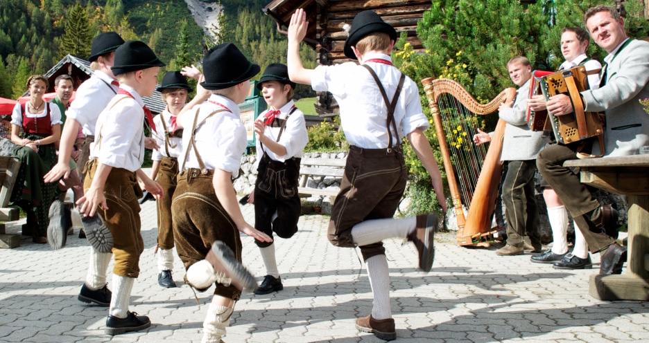 Buben beim Schuhplattln auf der Alm | Credit: SalzburgerLand Tourismus