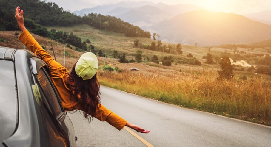 Frau hat Spaß während eines Roadtrips. | Credit: checkfelix