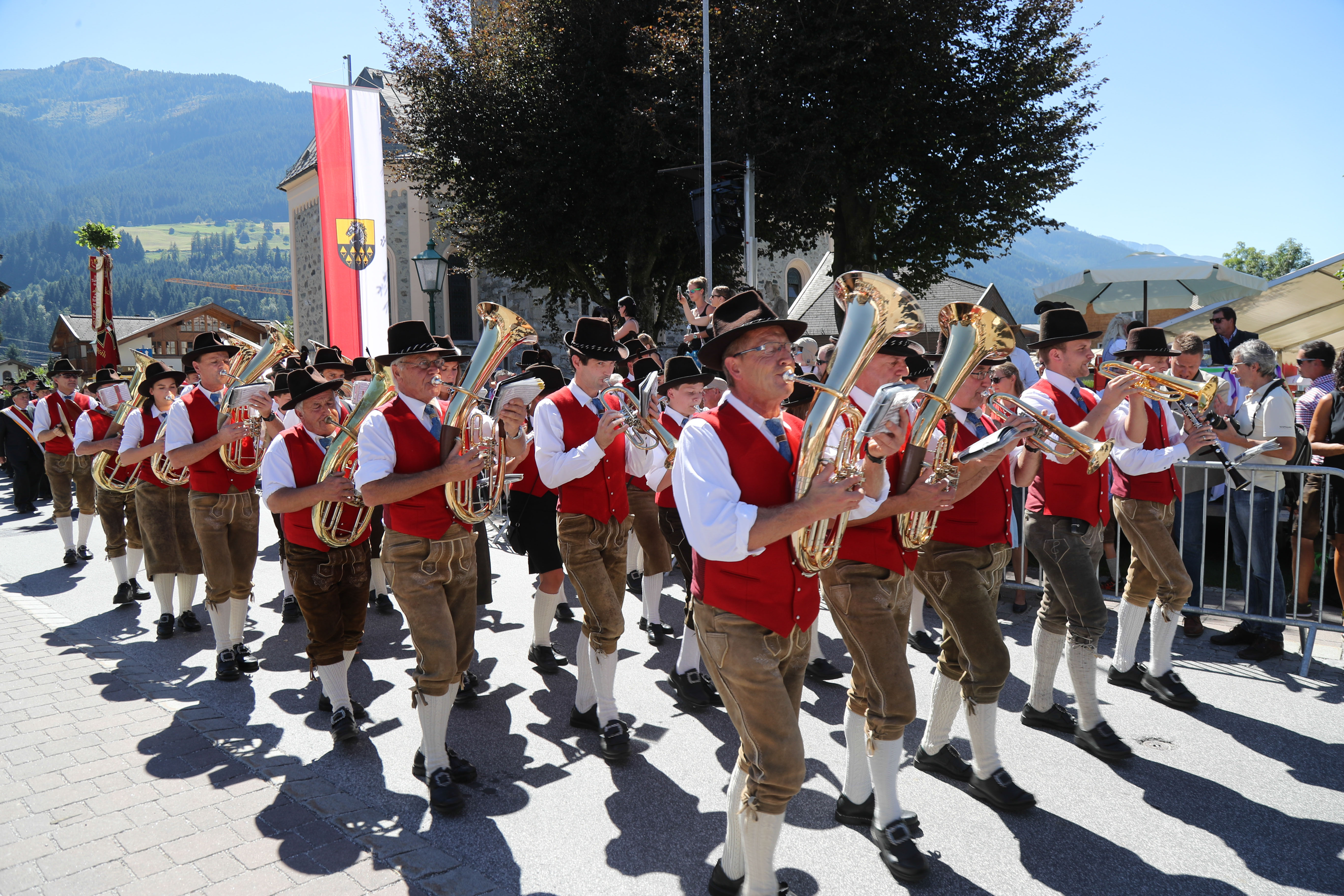 Musikkapelle marschiert auf. | Credit: www.neumayr.cc