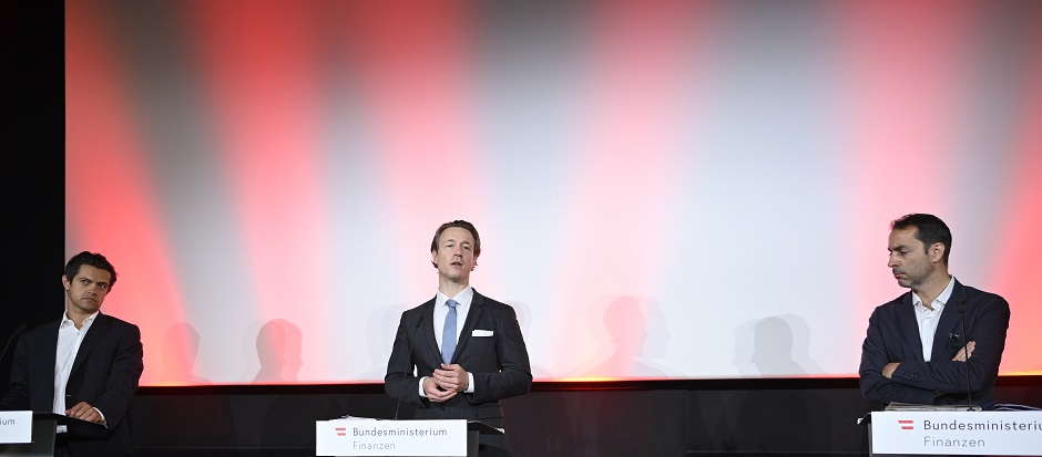 Finanzminister Gernot Blümel (M/ÖVP) und die COFAG-Geschäftsführer Bernhard Perner (L) und Marc Schimpel im Juli 2021