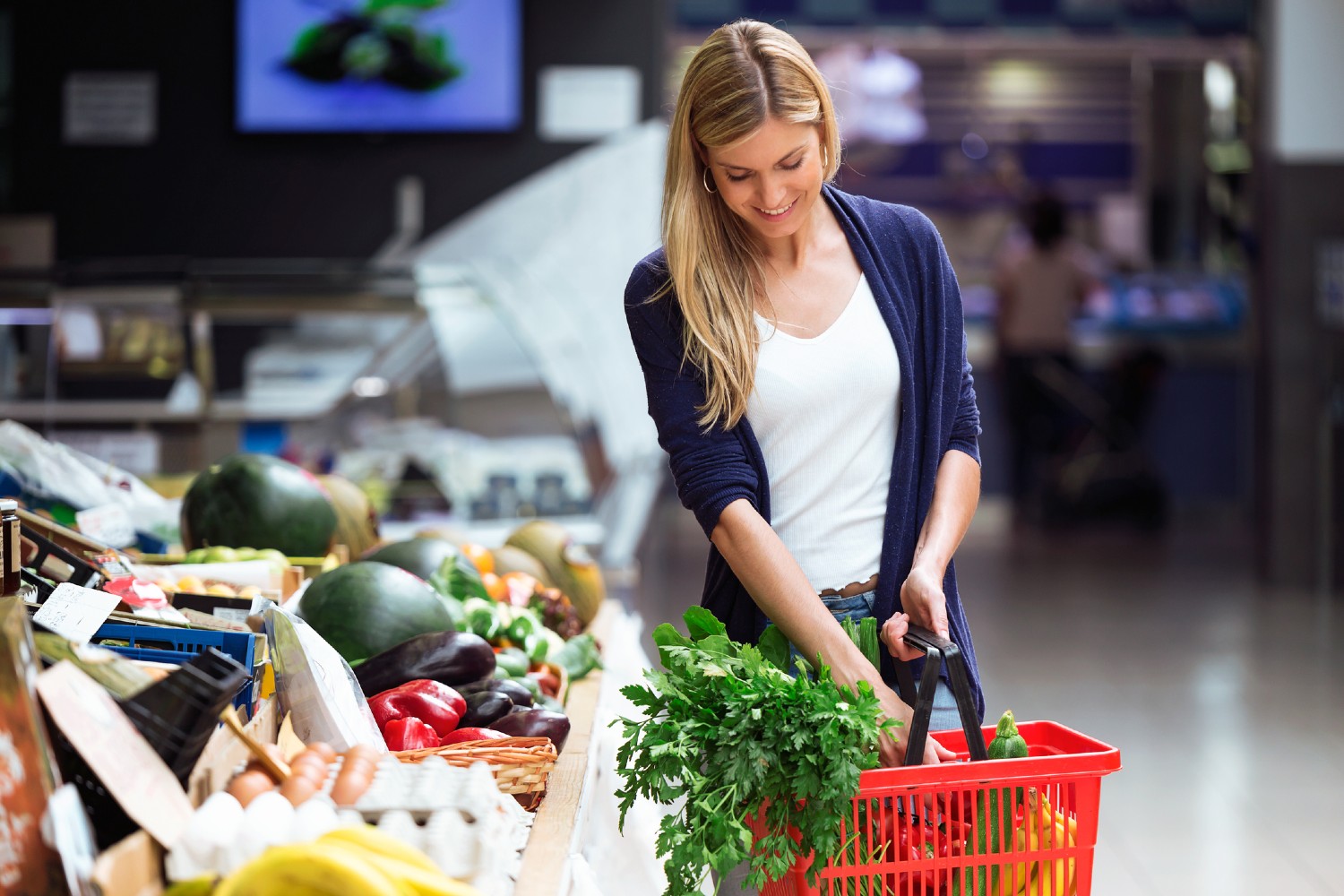 Frau beim Einkaufen | Credit: iStock.com/nensuria