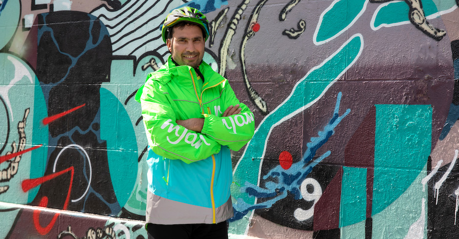 Essenszusteller in bunter Jacke | Credit: mjam