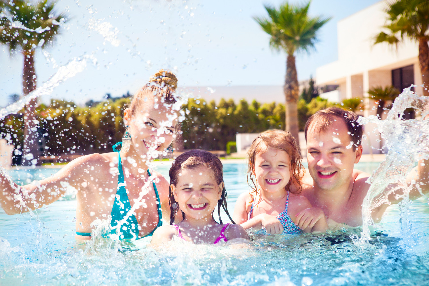 Familie schwimmt zusammen | Credit: iStock.com/petrenkod