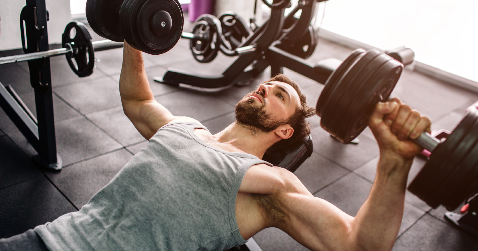 Mann trainiert mit Hanteln | Credit: iStock.com/Estradaanton