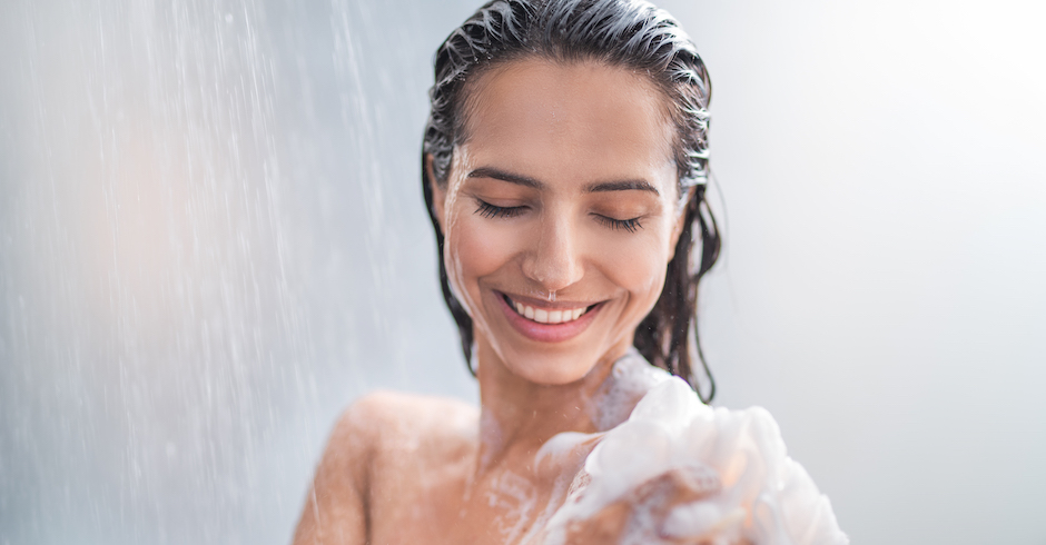 Eine Frau seift sich unter der Dusche ein | Credit: iStock.com/YakobchukOlena