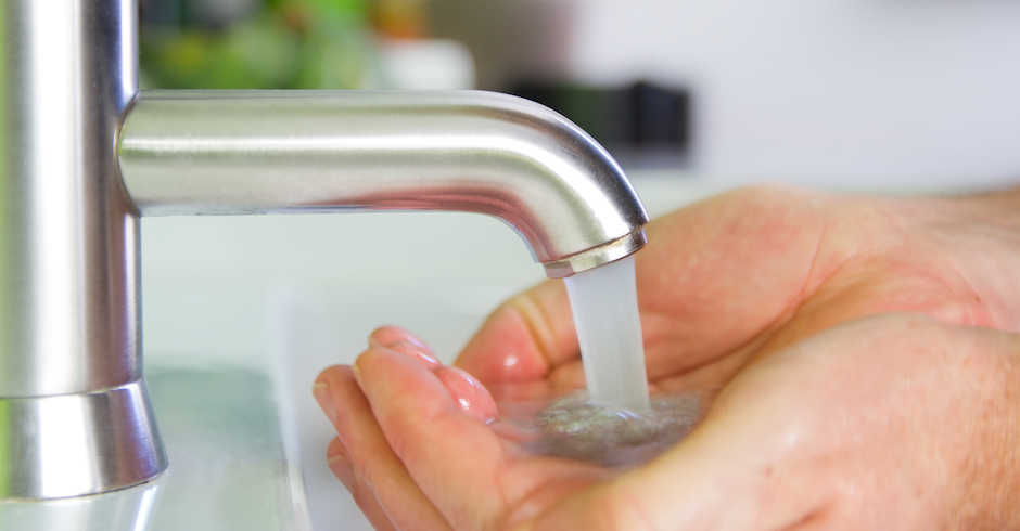 Hände unter einem fließenden Wasserhahn | Credit: iStock.com/audioundwerbung