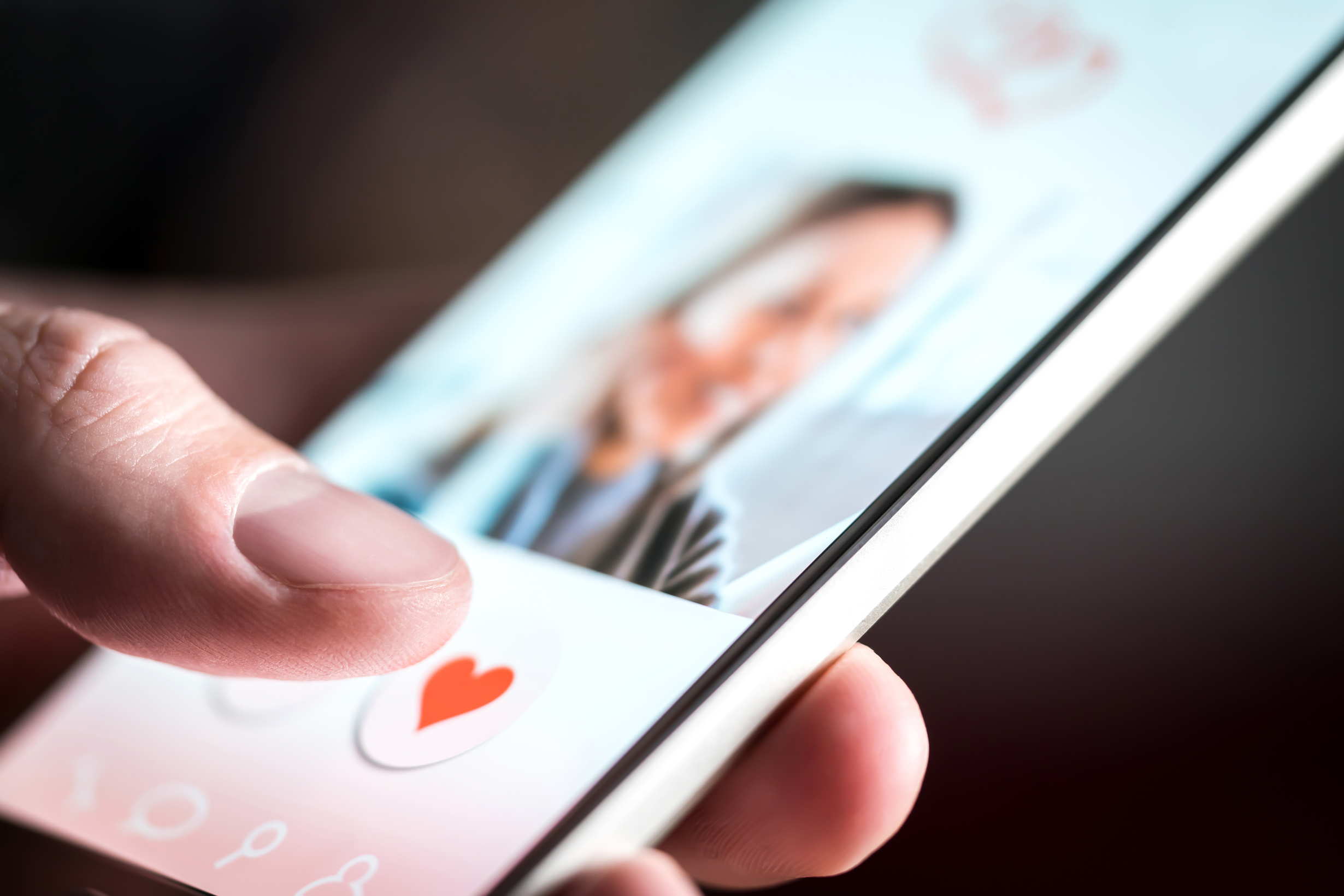 Mann sucht auf einer Dating-App nach einer Partnerin