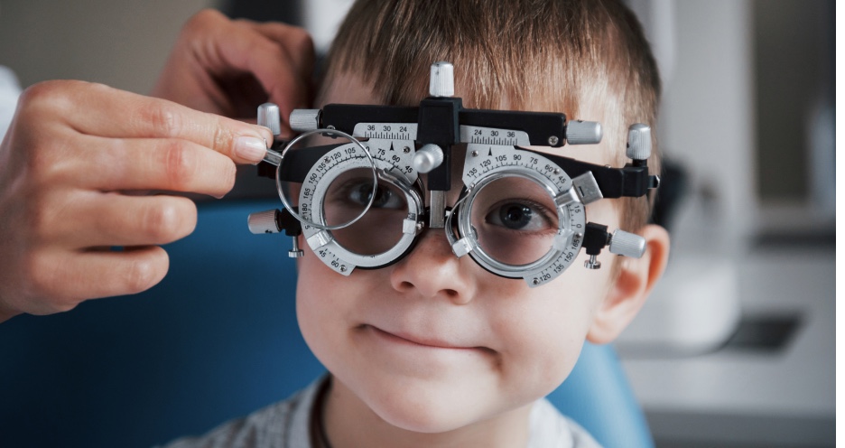 Bei einem Buben wird ein Sehtest durchgeführt. | Credit: iStock.com/standret