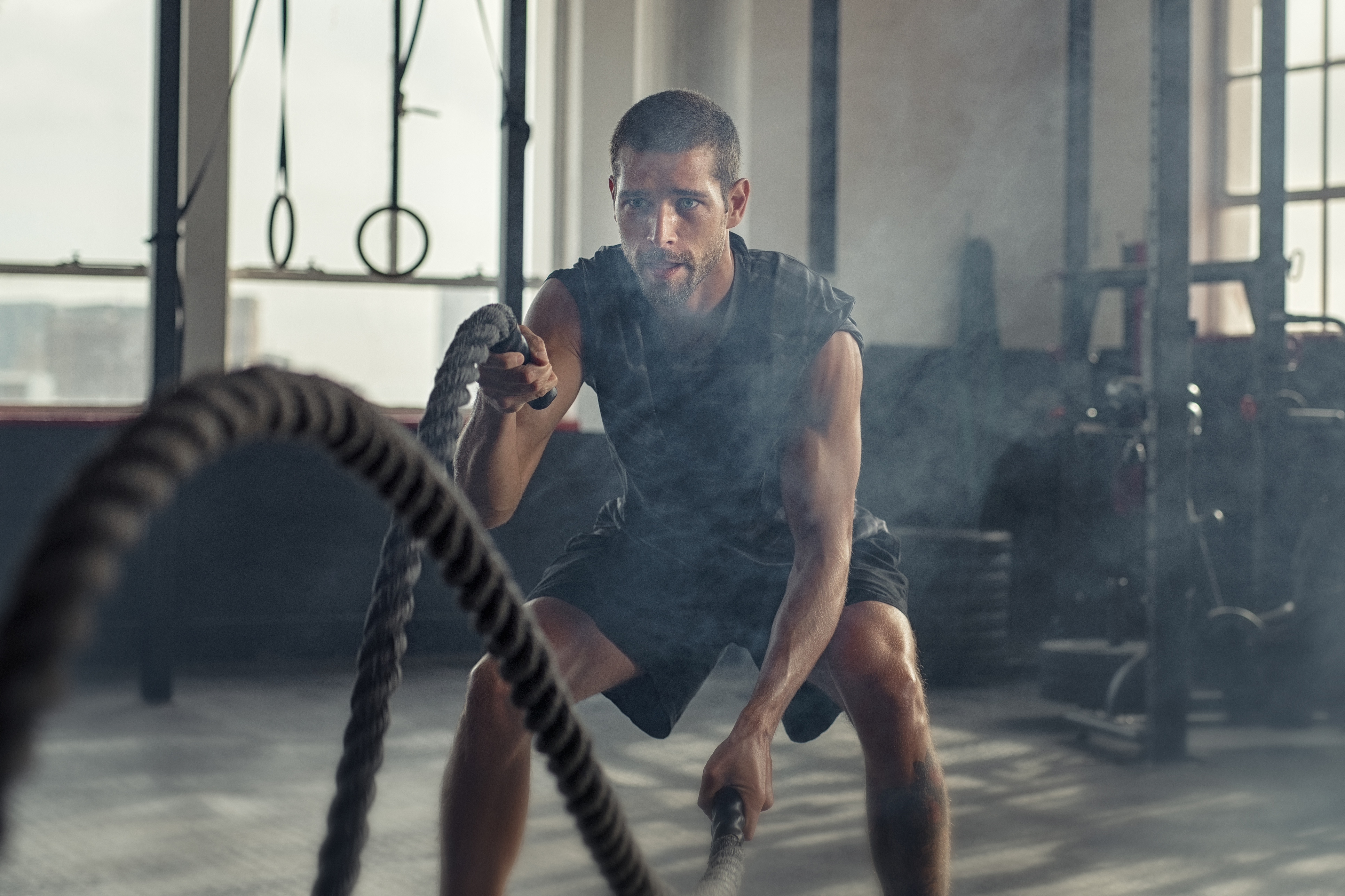 Mann trainiert im Fitnessstudio mit Seil. | Credit: iStock.com/Ridofranz