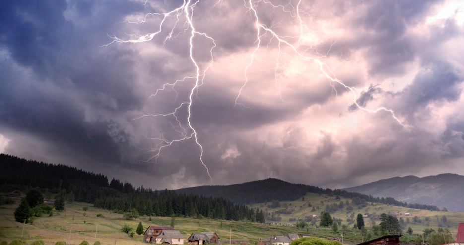 Gewitter mit Blitz über Bergen. | Credit: iStock.com/Roman Mikhailiuk