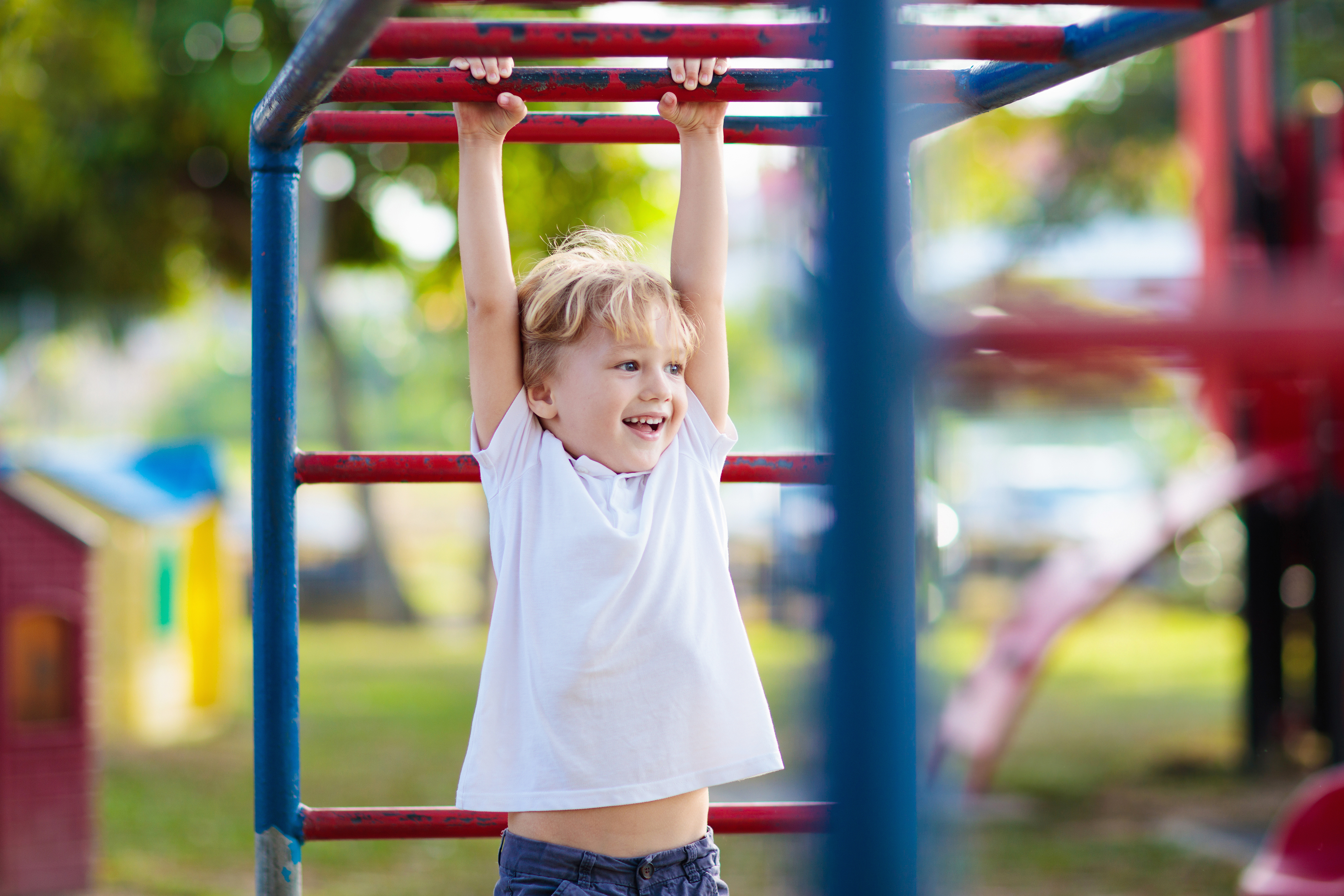 Kleiner Bub spielt im Freien. | Credit: iStock.com/FamVeld