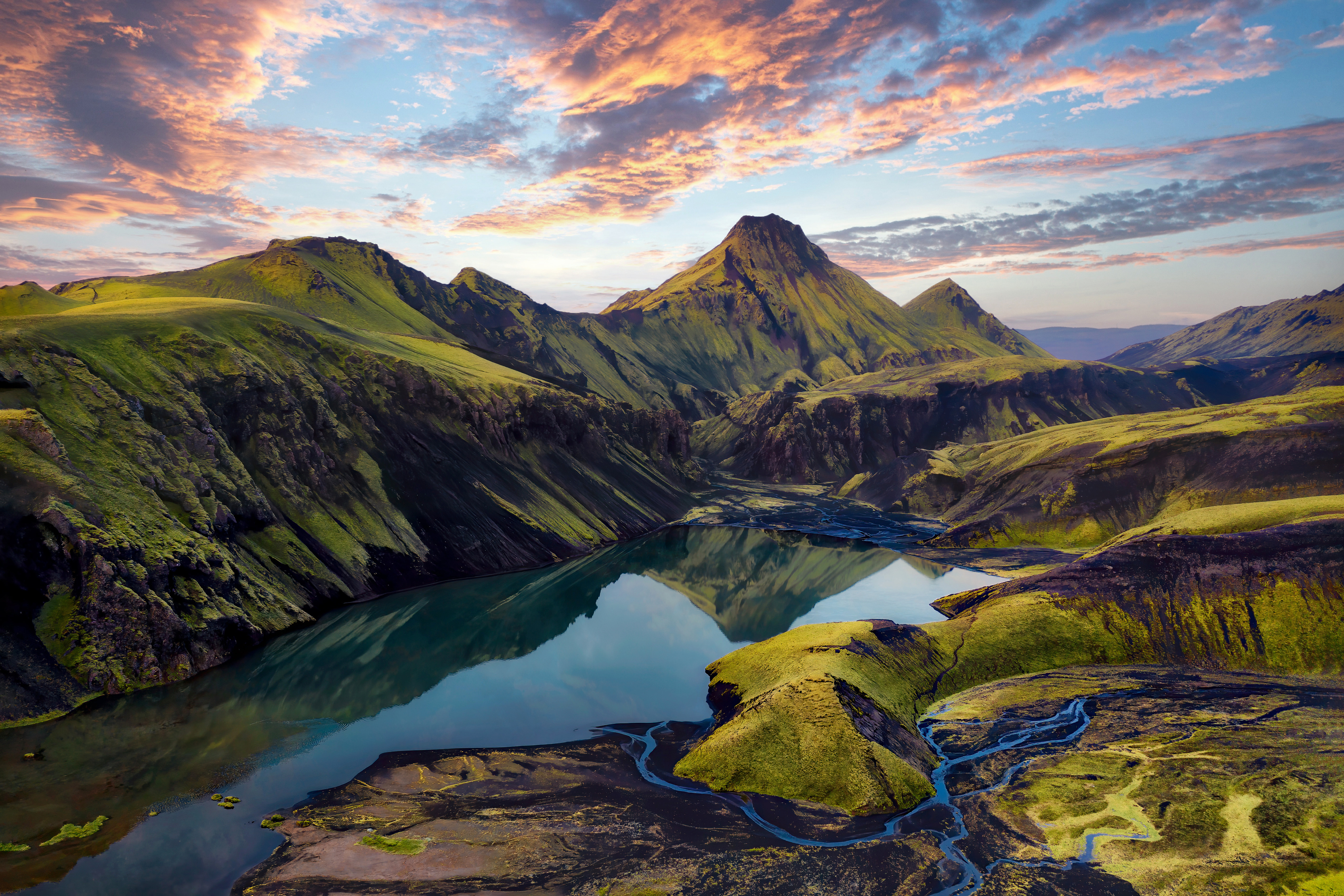 Berge und See in Island | Credit: iStock.com/Lukas Bischoff